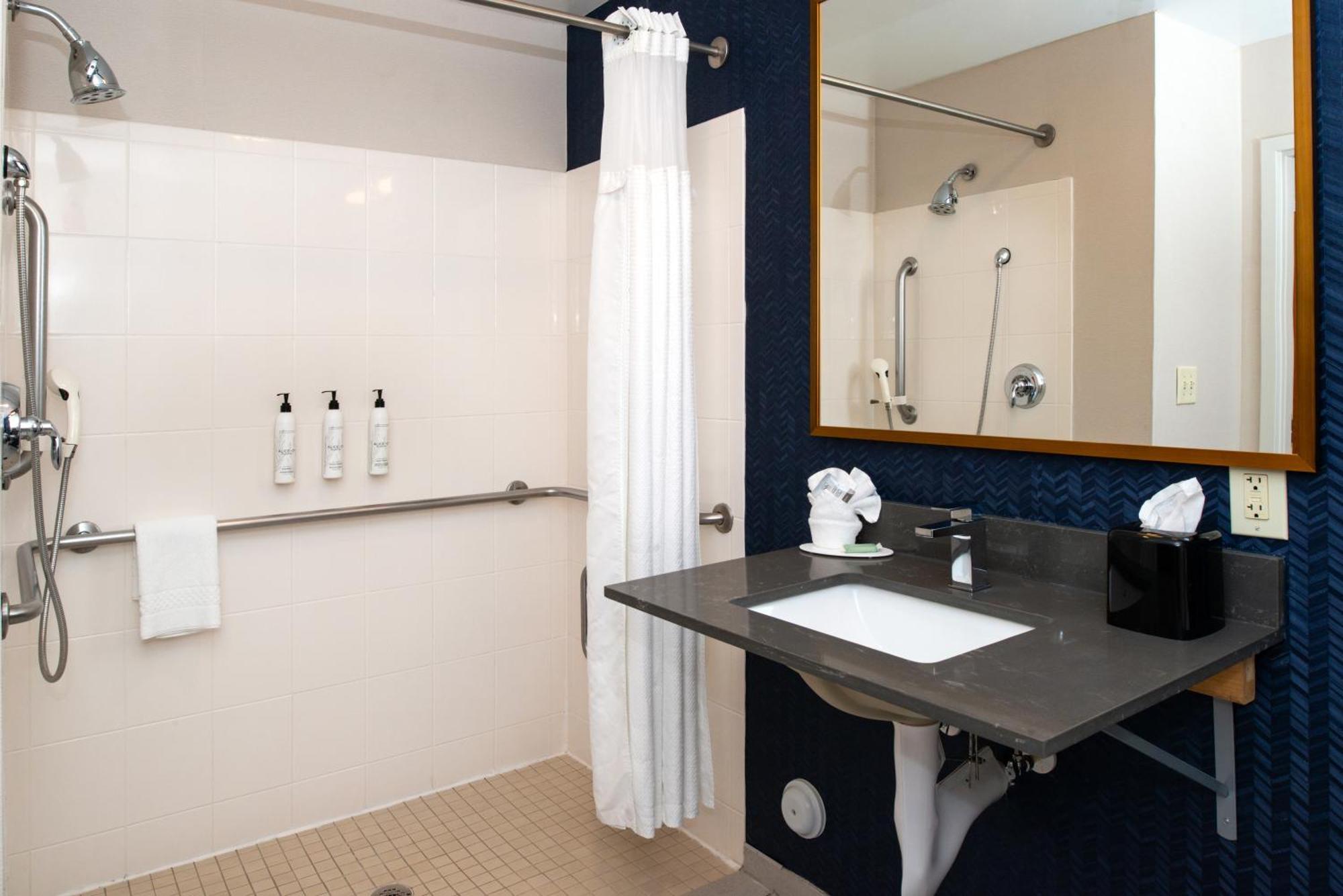Fairfield Inn & Suites Greensboro Wendover Экстерьер фото